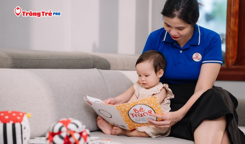 Bé chơi trò đọc truyện theo tranh
