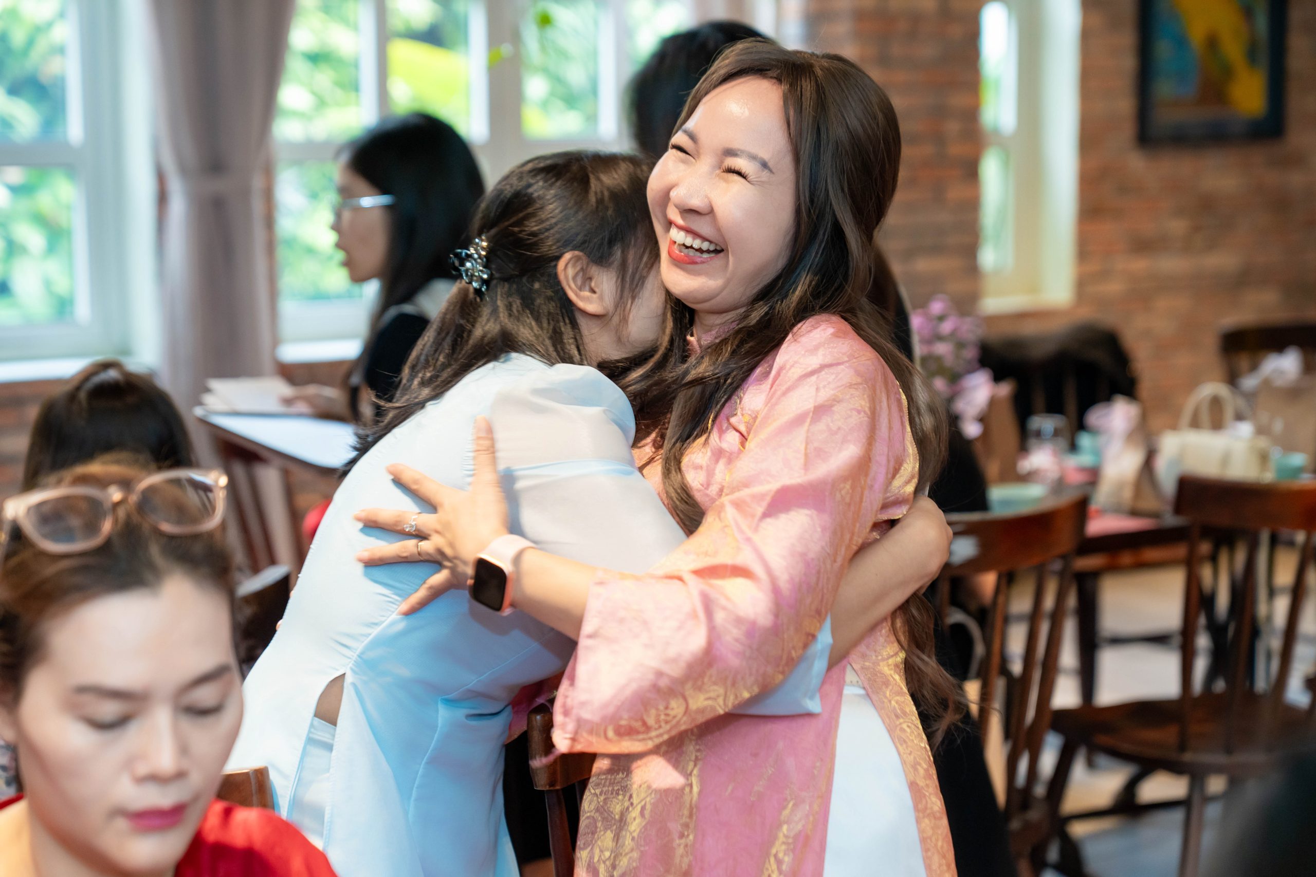 Từng cái ôm ngọt ngào và yêu thương