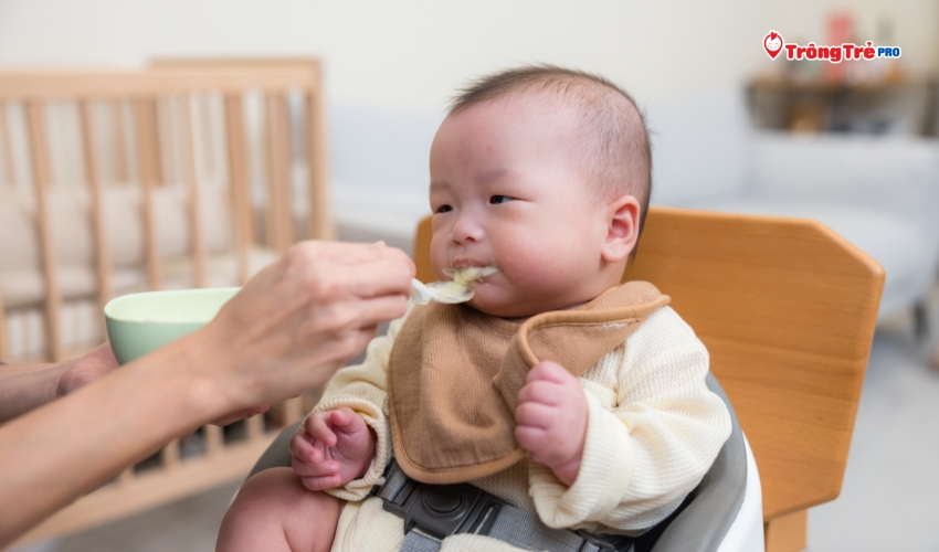 5 sai lầm phổ biến khi cho trẻ ăn dặm